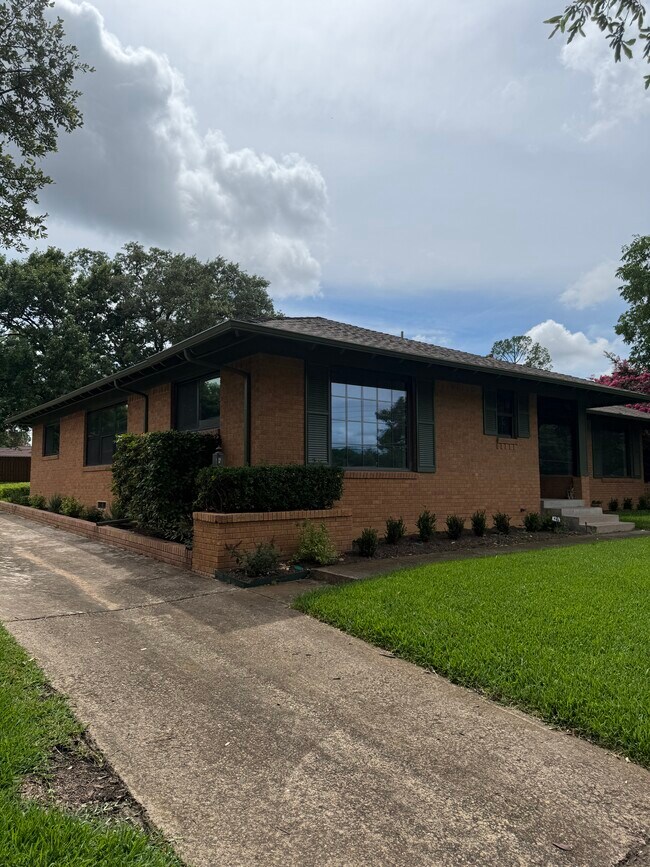 Foto del edificio - 4219 Briar Creek Ln