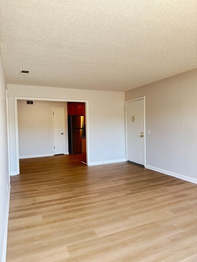 Foto del edificio - Welcome to this updated 3 bedroom condo with laminate vinyl plank flooring