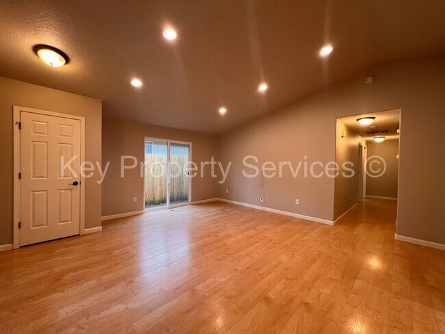 Foto del edificio - Charming Home in Quiet Image Neighborhood