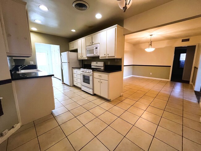 Building Photo - Cozy & spacious 4-bedroom home available f...