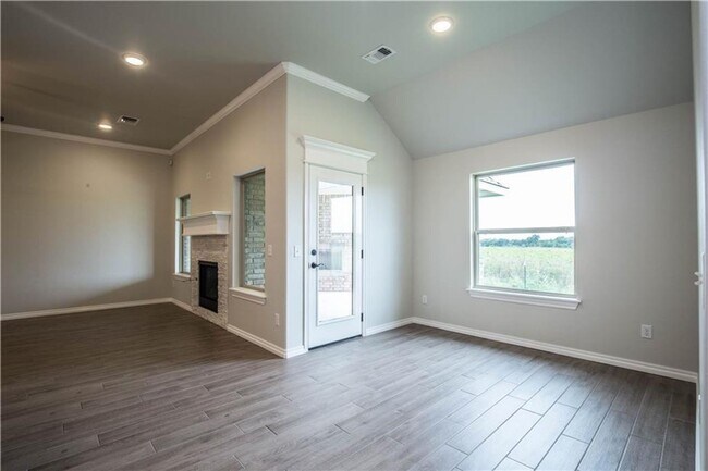 Foto del edificio - Luxury 4 Bedroom 3 Bath With 3 Car Garage And Storm Shelter - Piedmont Schools (Neighborhood Pool...