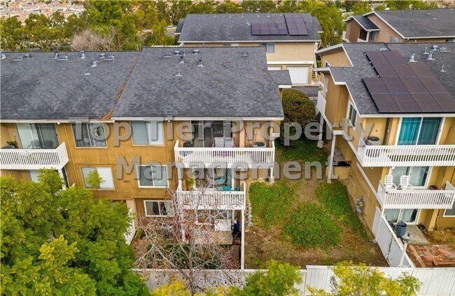 Foto del edificio - Spacious Upgraded 2 bed/ 2.5 bath Condo wi...
