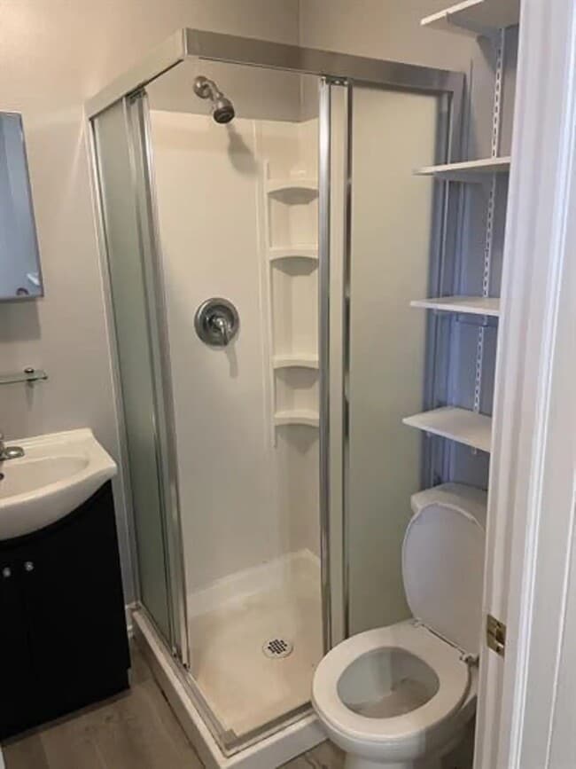 Building Photo - 39 Maple St N