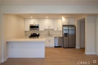 Building Photo - 2255 N Catalina St
