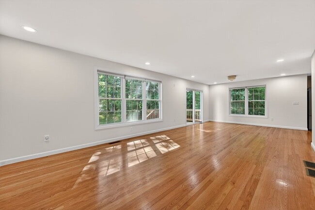 Building Photo - 6 Whitman Ln
