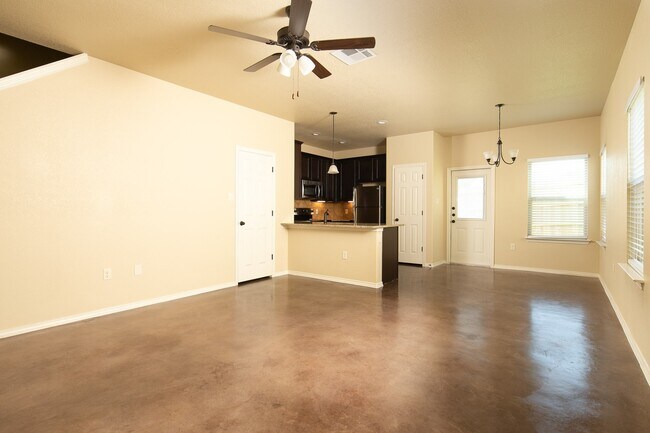 Foto del edificio - GORGEOUS 3 BEDROOM DUPLEX LOCATED IN BUDA, TEXAS!