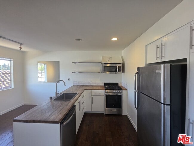 Foto del edificio - 2241 Branden St