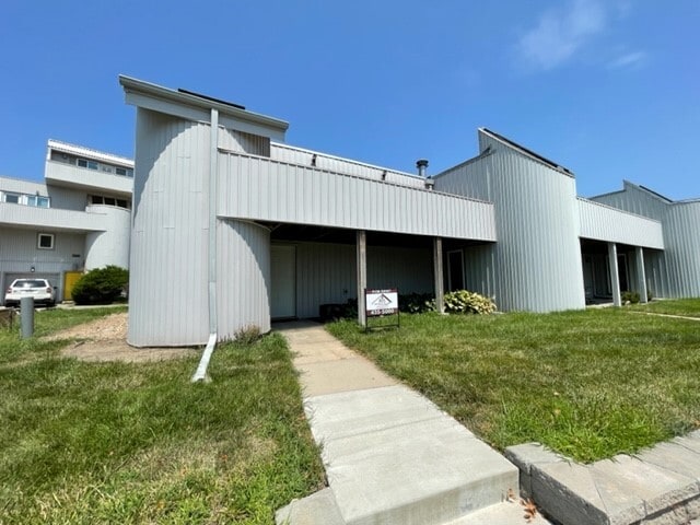 Building Photo - 661 W Lakeshore Dr