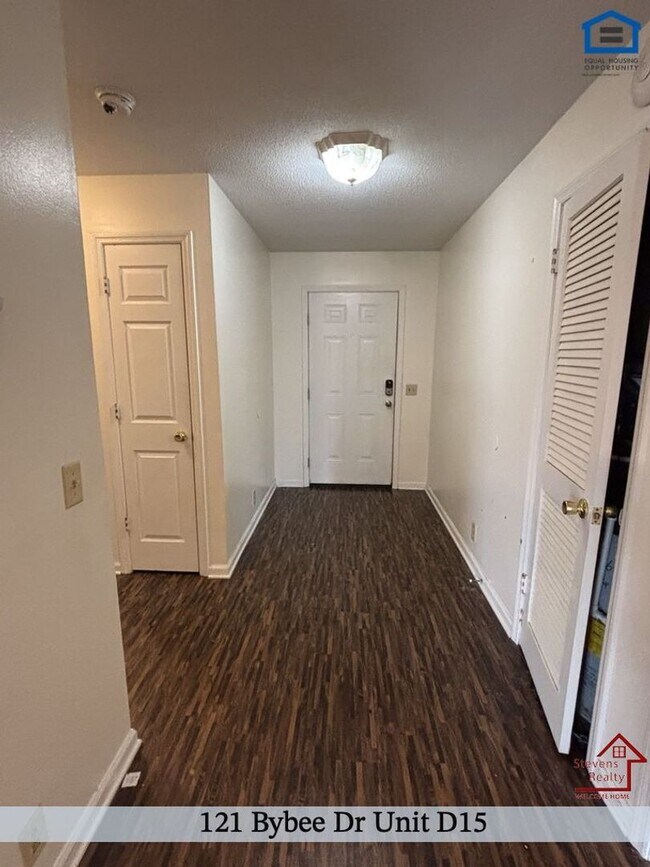 Foto del edificio - 121 Bybee Dr