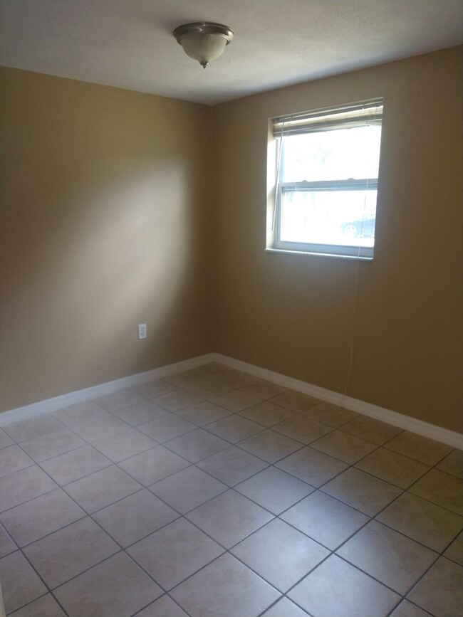 Building Photo - "Charming 2-Bed/1 Bath on Hacienda Way"