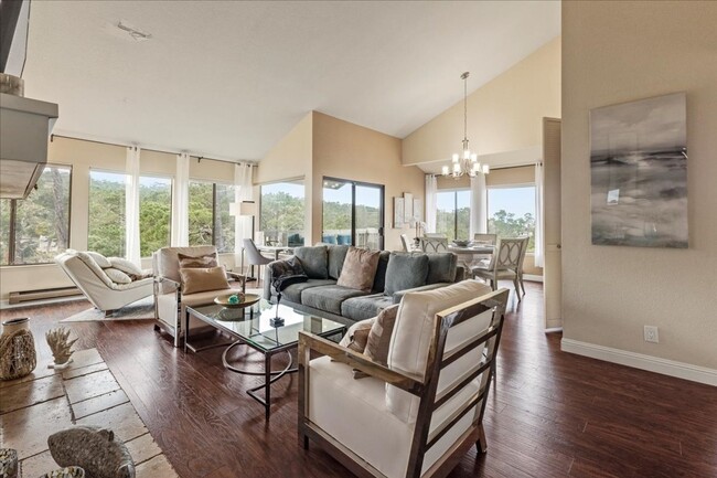 Foto del edificio - Charming Pebble Beach Condo - Move in Ready!