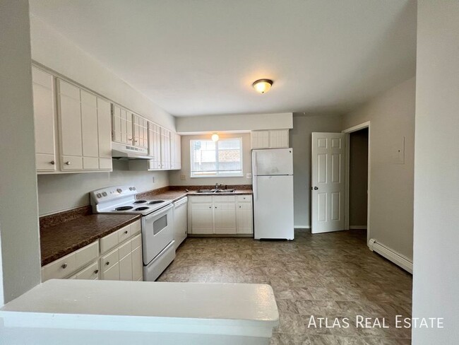 Building Photo - OPEN FLOORPLAN! THIS BEAUTIFUL AND RENOVAT...