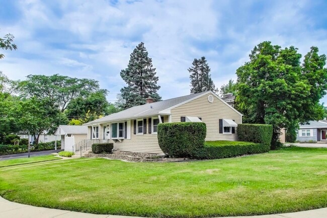 Building Photo - 252 S Plum Grove Rd
