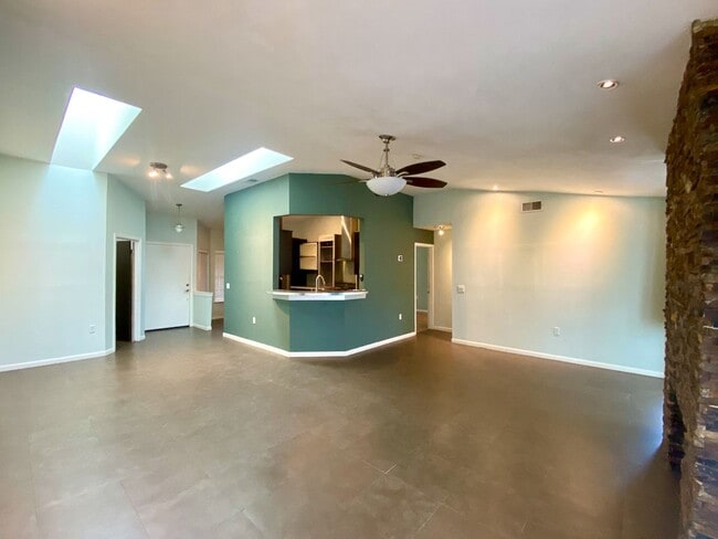 Building Photo - Modern Design 3 Bedroom 2 Bath