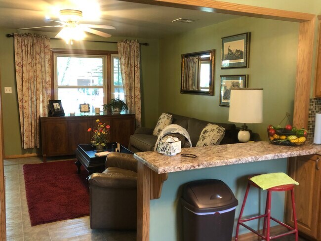 Sala de estar - 414 N Adair St