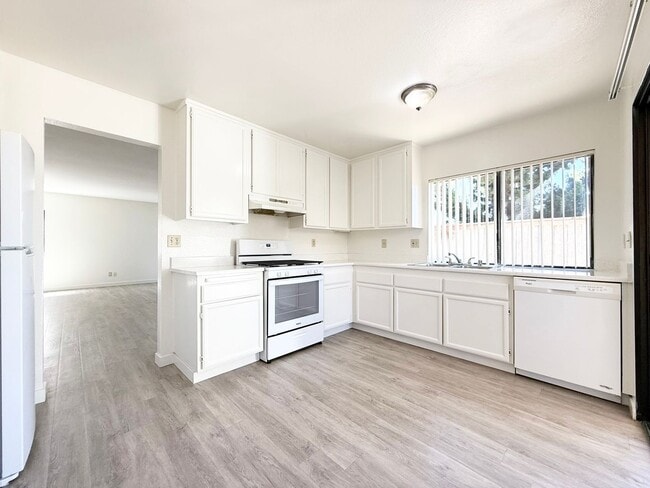 Building Photo - Large Lower Unit w/ Fenced Backyard!