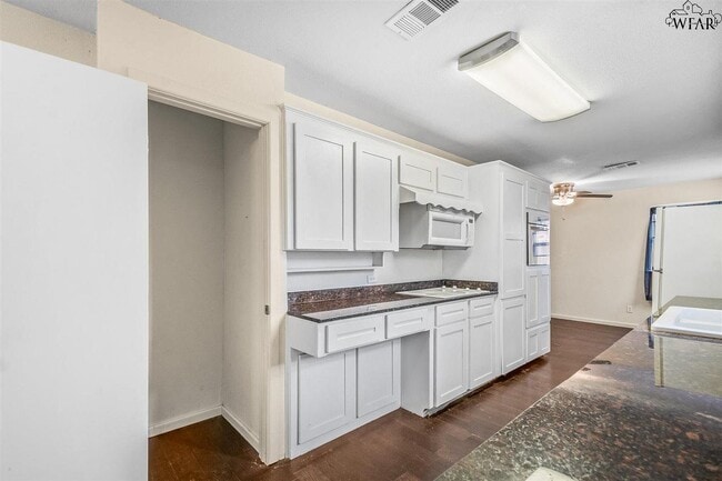 Building Photo - 4033 Hooper Dr