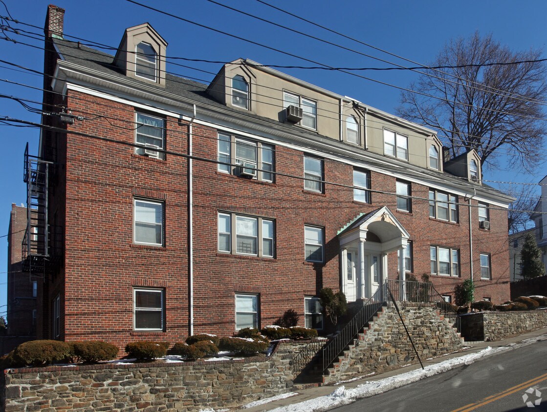 Building Photo - 47 Oak St