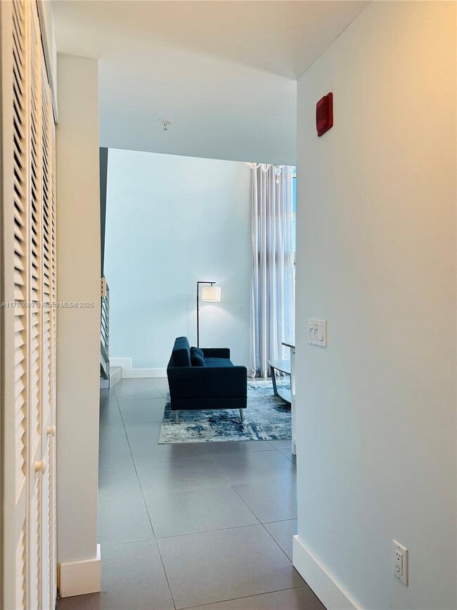 Foto del edificio - 7700 Collins Ave