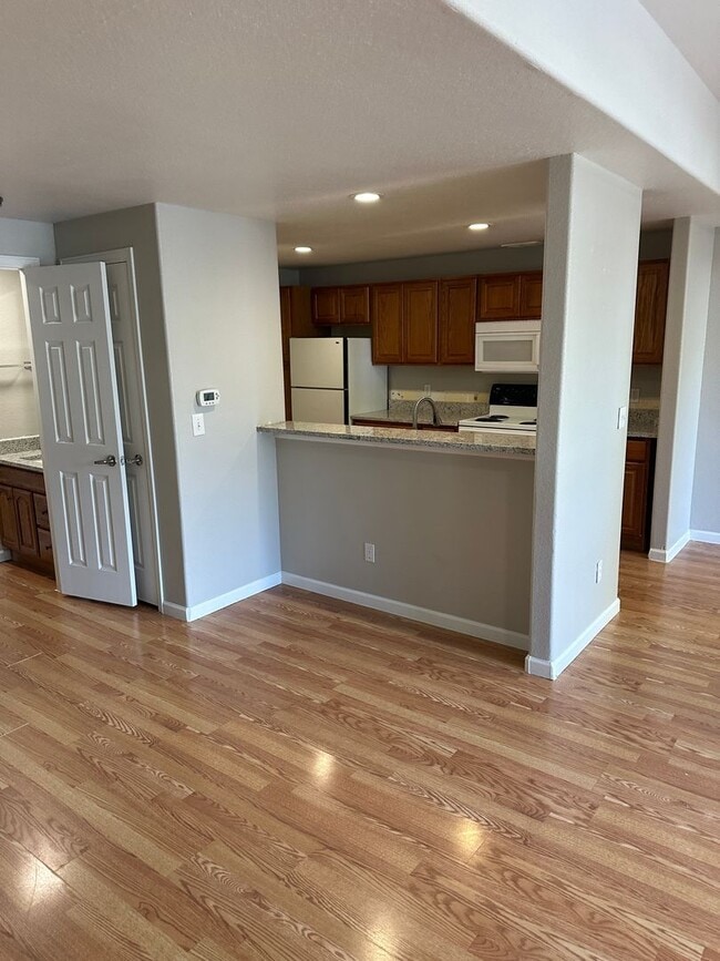 Building Photo - Clean, spacious, 2 bedroom, 2.5 bath townh...