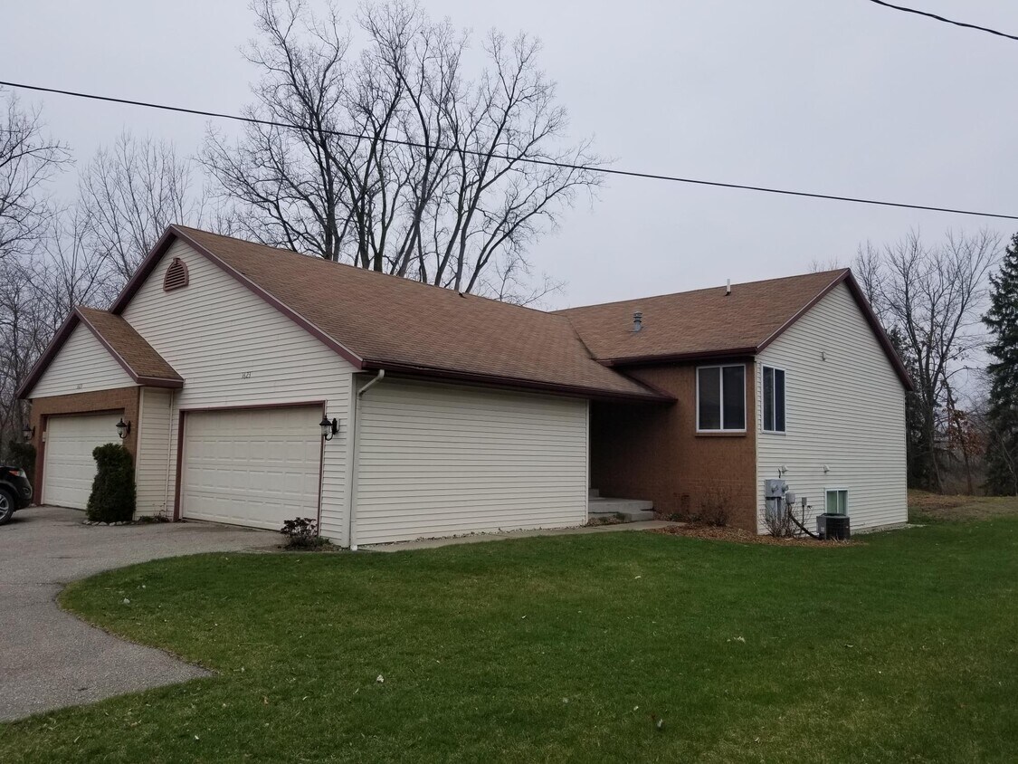 Foto principal - 1623 Lamberton Lake Dr NE