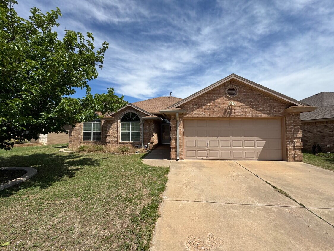 Primary Photo - Lovely 3-Bedroom Home with Cozy Fireplace ...