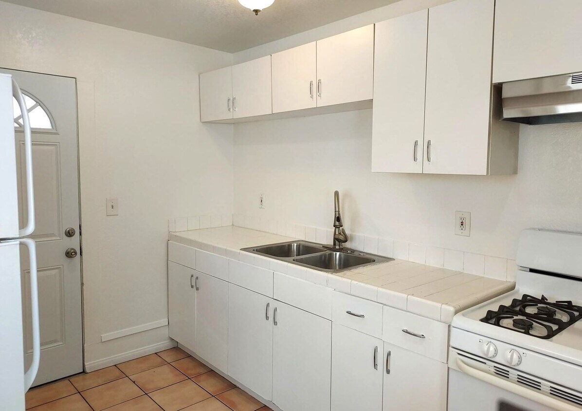 Foto principal - 1BD 1BA Point Loma Apartment - Hardwood Fl...