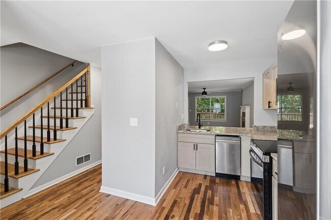 Foto del edificio - 5200 Laurel Bridge Dr SE