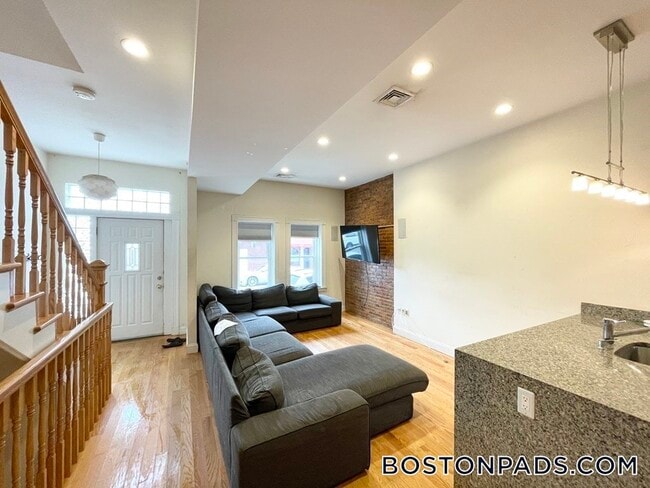 Building Photo - 98 L St