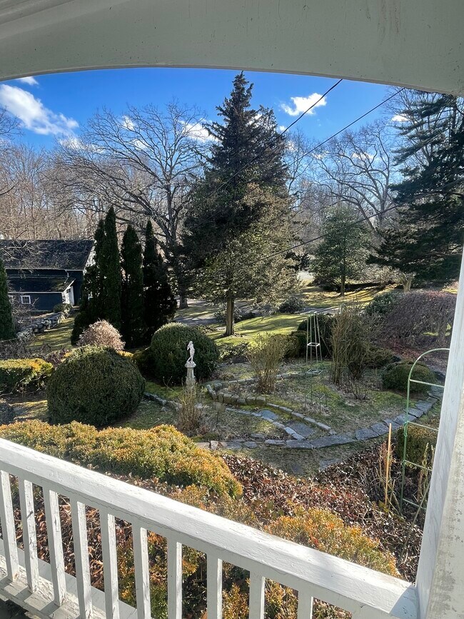 Vista del jardín desde el porche - 856 Boston Post Rd