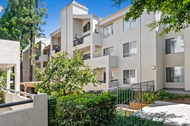 Building Photo - Great Woodland Hills Location!