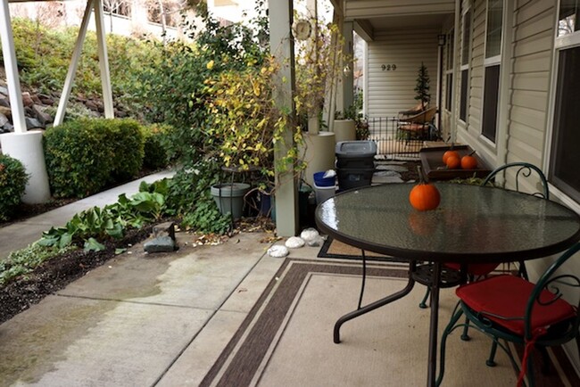 Building Photo - One Bedroom, Bonus Room, 1 bath Condominiu...