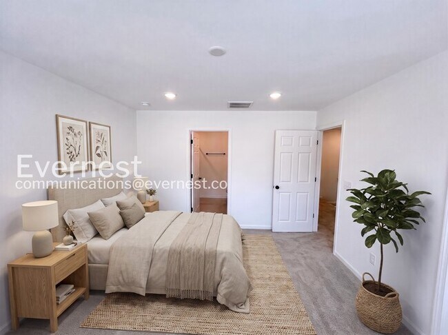 Building Photo - 4 Bed/3 Bath Town Home with Fenced Yard & Garage / Available Now!