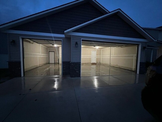 Building Photo - Newer Home in Post Falls!