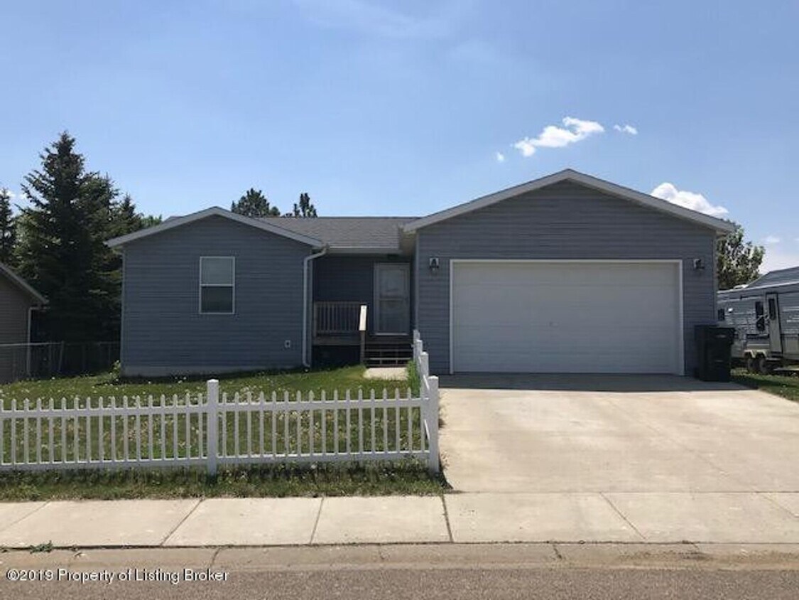 Primary Photo - Newer, Spacious House for Rent in Dickinson