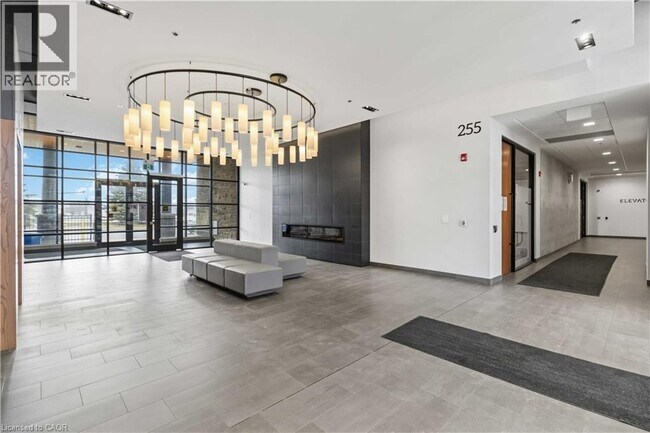 Photo du bâtiment - 255 Northfield Dr E