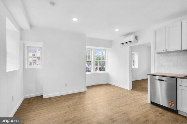 Foto del edificio - 7037 Ridge Ave
