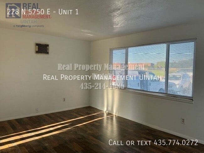 Foto del edificio - 228 5750 E