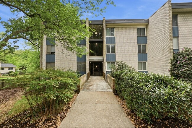 Foto del edificio - 5578 Burnside Dr