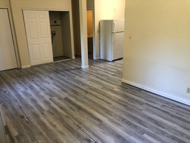 Building Photo - Newly remodeled - 1 bed - 1 bath off Rosie Creek