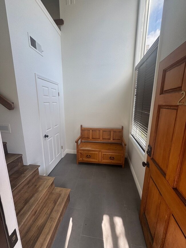 Building Photo - Fully Furnished 2-Bed, 2-Bath Condo Off La...