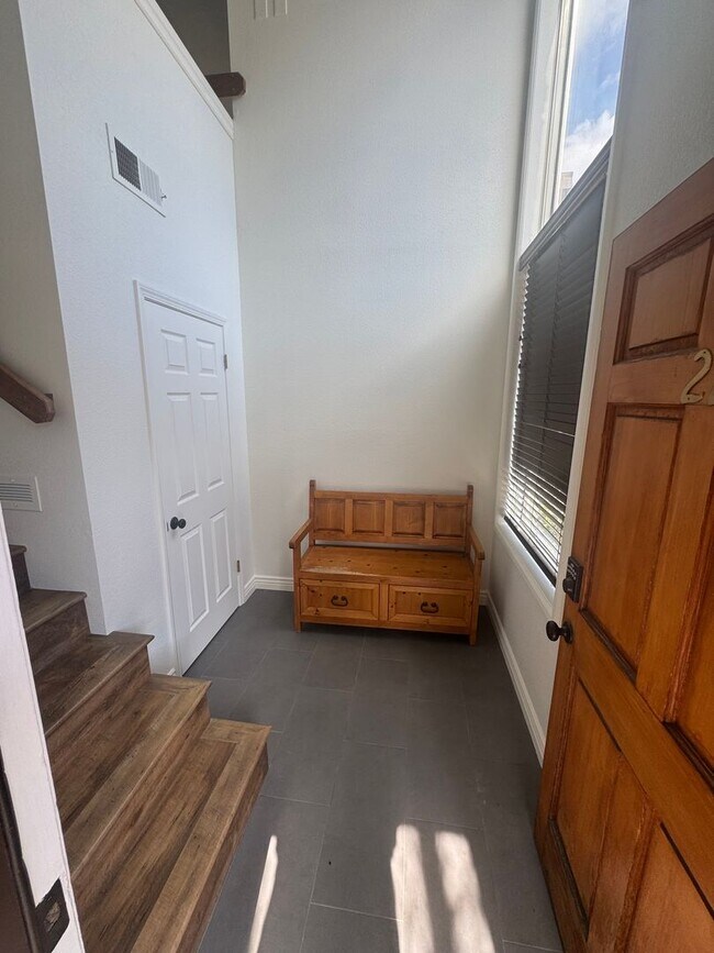Foto del edificio - Fully Furnished 2-Bed, 2-Bath Condo Off La...