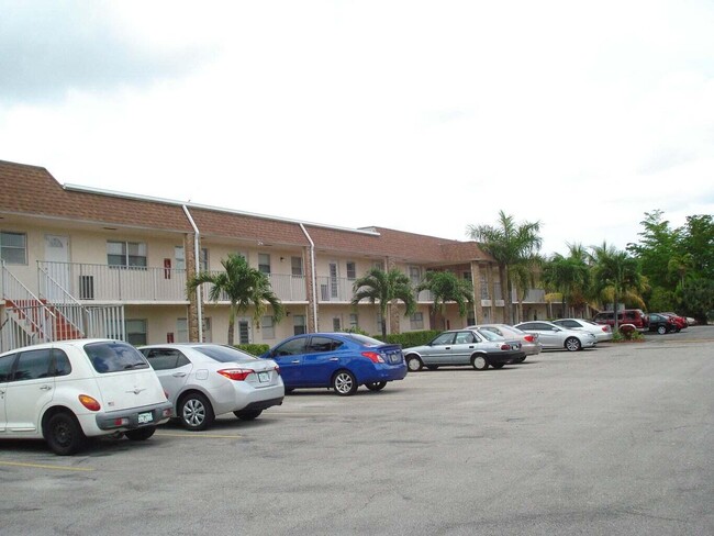 Foto del edificio - 9851 Sandalfoot Blvd