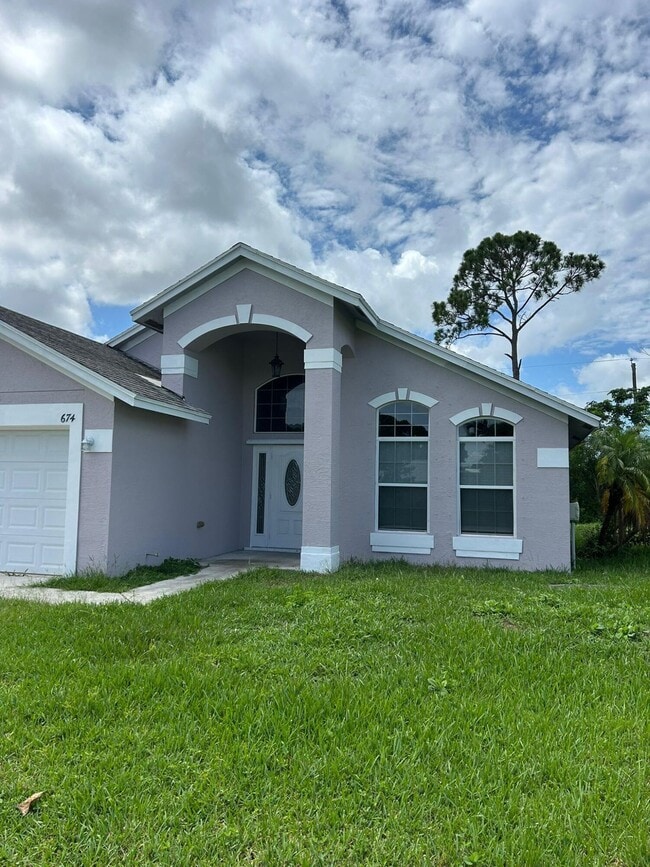 Building Photo - 674 SE Thornhill Dr