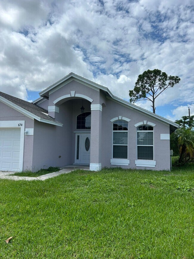 Foto del edificio - 674 SE Thornhill Dr
