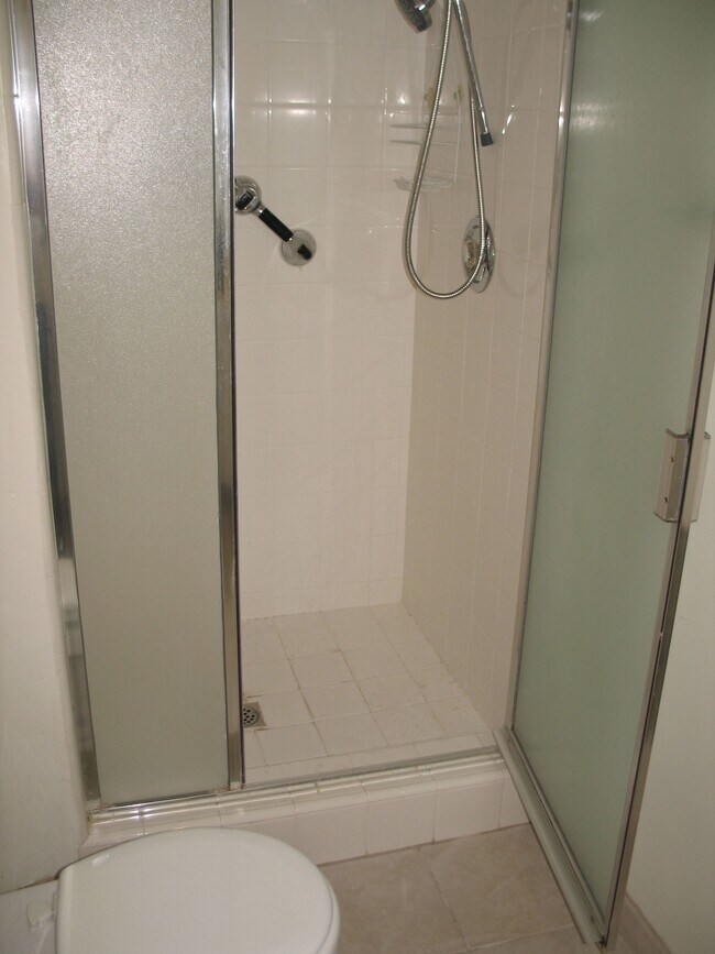Shower - 10649 Kinnard Ave