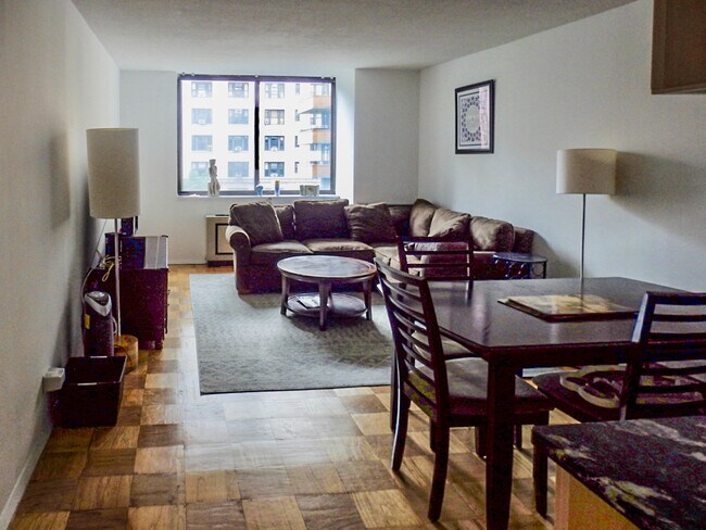 Building Photo - 275 W 96th St