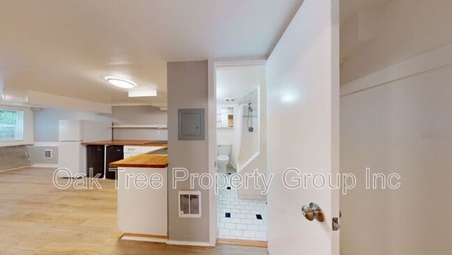 Building Photo - 547 24th St