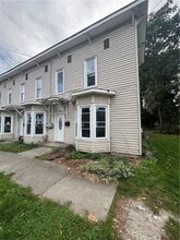 Building Photo - 622 Lewis St