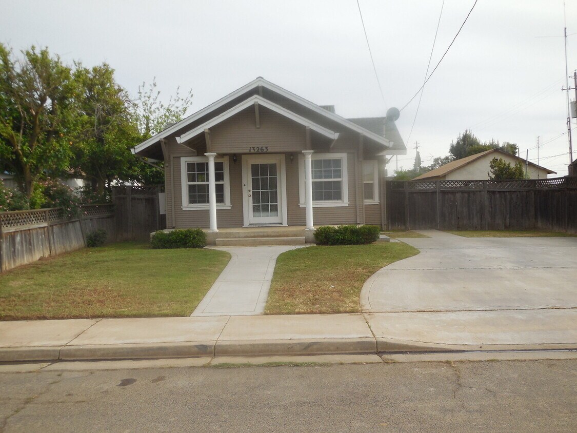 Foto principal - 3 Bedroom / 1 Bath House